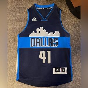 DIRK NOWITZKI SWINGMAN YOUTH JERSEY SIZE SMALL